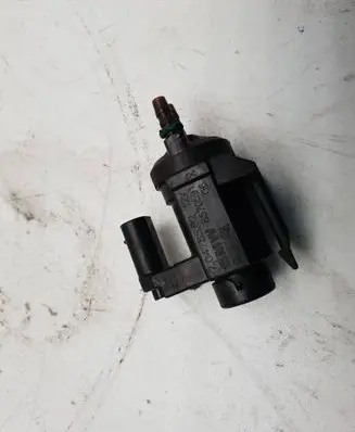 BMW 2 F22 F23 Vacuum valve 8570591 70478502 22T102
