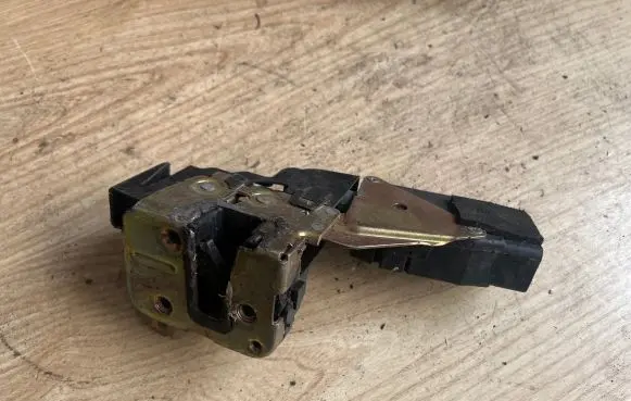 Mitsubishi Carisma Front door lock