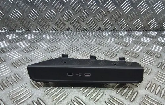 Skoda Octavia Mk4 USB socket connector 657035736A