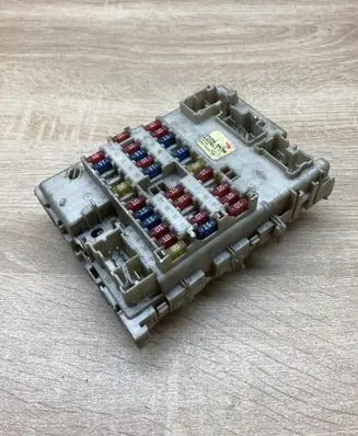 Nissan Almera N16 Fuse module 243505M300