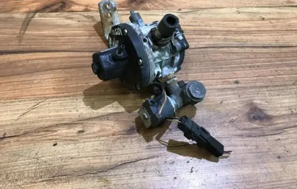 Mercedes-Benz E W124 Secondary air pump 449657