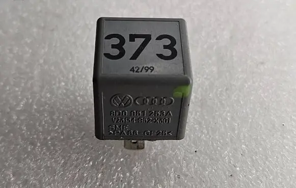 Volkswagen PASSAT B5.5 Other relay 8D0951253A V23134B52X301