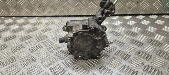 Volkswagen Golf V Vacuum pump 038145209M