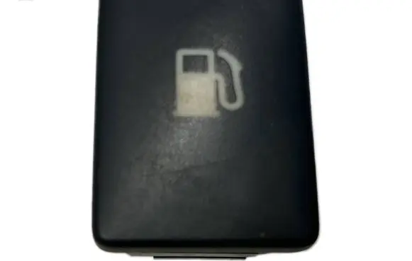 Toyota Avensis T270 Fuel tank opening switch 