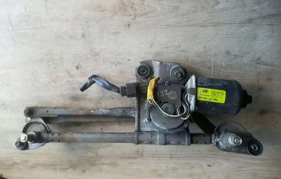 Hyundai Getz Front wiper linkage and motor 981001C100