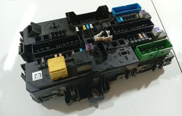 Opel Zafira B Fuse box set 13268287