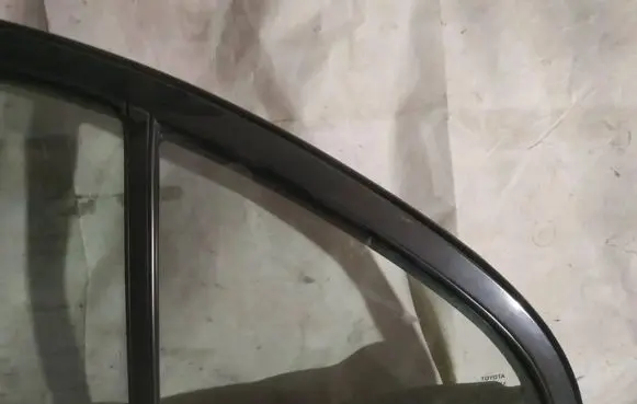 Toyota Avensis T250 Rear vent window glass 