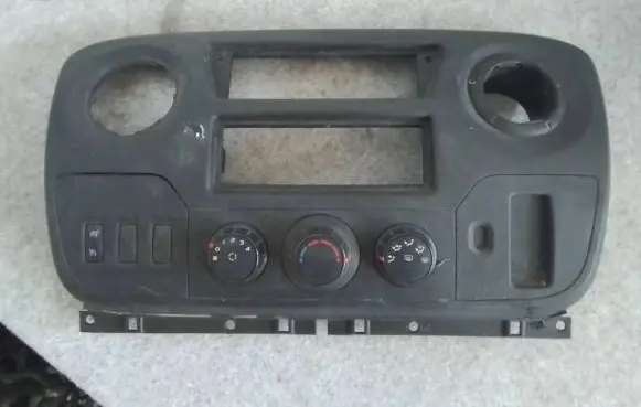 Renault Master III Dashboard center trim panel 682600025R