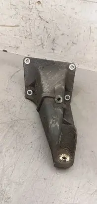 Engine mounting bracket