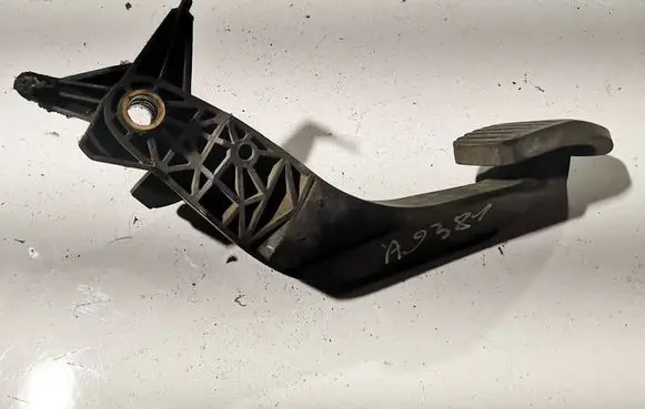 Peugeot 3008 I Clutch pedal 