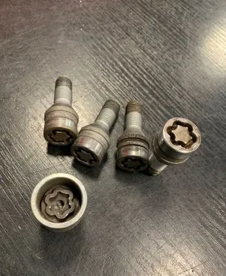 BMW 5 E60 E61 Anti-theft wheel nuts and lock 