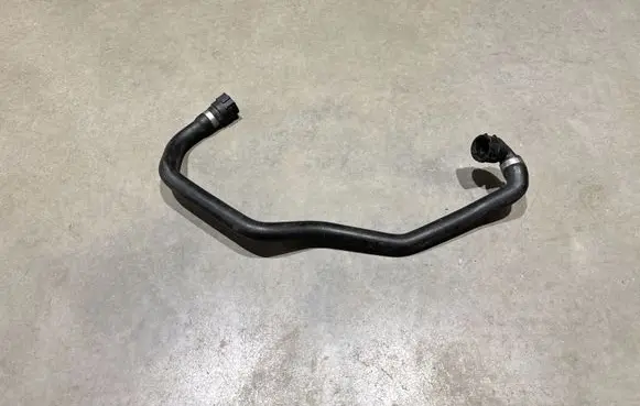 Engine coolant pipe/hose