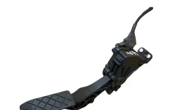 Accelerator throttle pedal