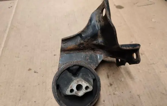 Jeep Cherokee XJ Engine mount bracket
