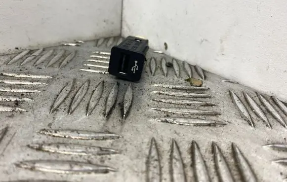 BMW 5 F10 F11 USB socket connector 9167196 61319167196