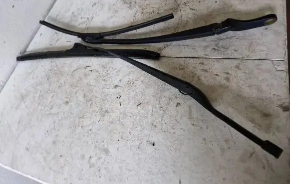Front wiper blade arm