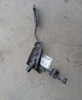Toyota Tundra I Accelerator throttle pedal
