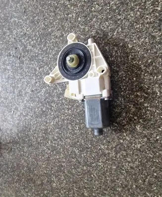 Mercedes-Benz ML W164 Front door window regulator motor 0130822273