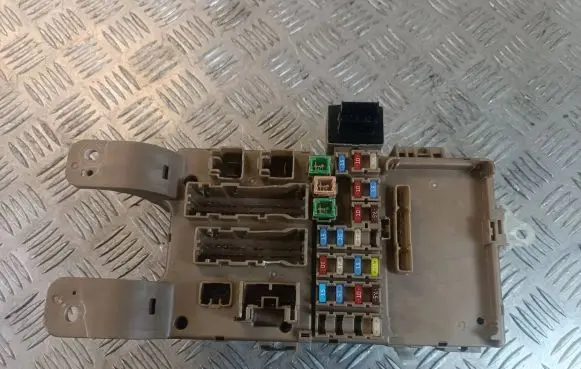 Toyota Corolla E120 E130 Fuse module E11020100 128V851