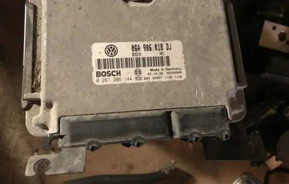 Skoda Octavia Mk1 (1U) Engine control unit/module 0261206144 06A906018DJ