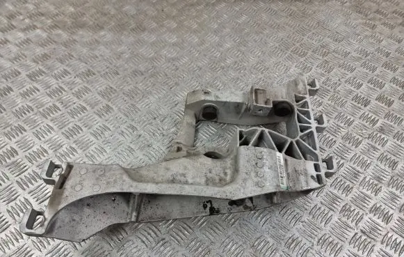 Jaguar F-Pace Gearbox mounting bracket HX735060DDf