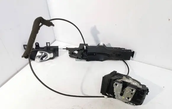 Nissan Juke I F15 Front door lock