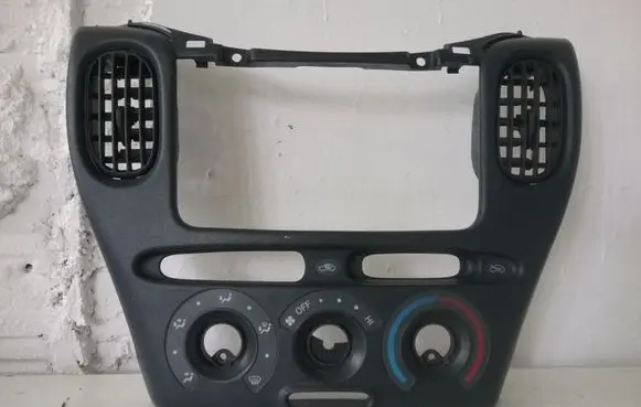 Toyota Yaris Radio/GPS head unit trim 7591387014 7591327014