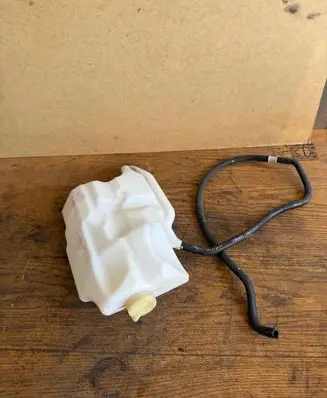 Windshield washer fluid reservoir/tank