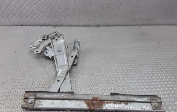 Rear door manual window regulator