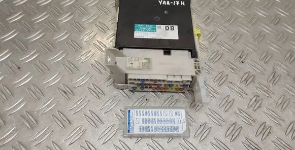 Toyota Yaris Fuse module 892210D470 8273052K40