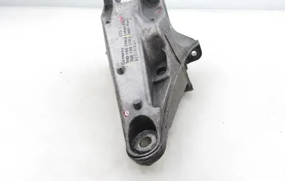 Volkswagen Transporter - Caravelle T5 Engine mounting bracket 7H0199370L 7H0199370M