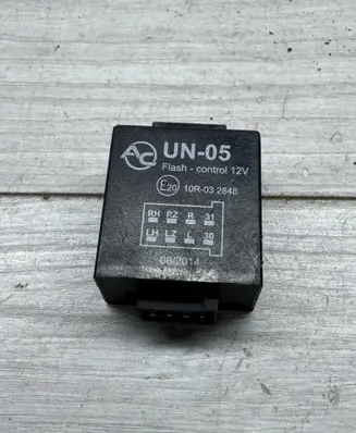 Volkswagen Golf IV Tow bar relay 10R032848 UN05 082014