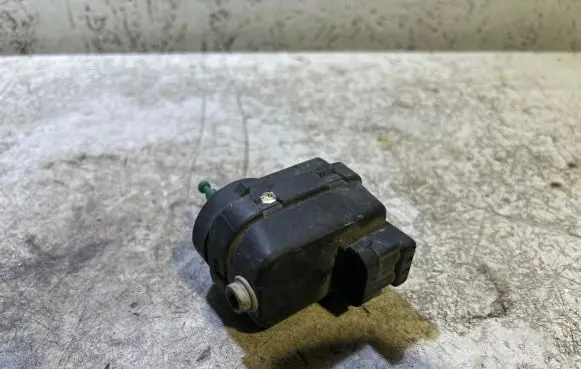 Headlight level adjustment motor