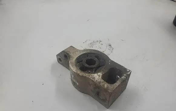 Volkswagen PASSAT B6 Engine mount bracket