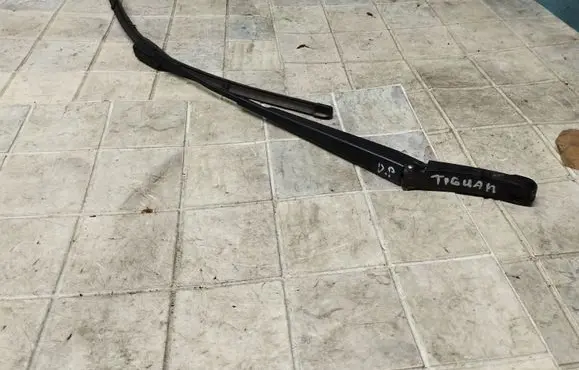 Volkswagen Tiguan Windshield/front glass wiper blade 5N2955410