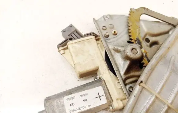 Toyota Avensis T250 Rear door window regulator motor 6984005100