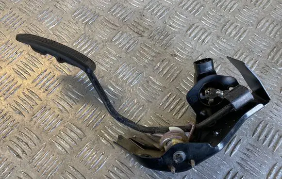 Accelerator throttle pedal