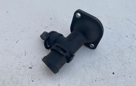 Volkswagen PASSAT B6 Engine coolant pipe/hose 03G121121D