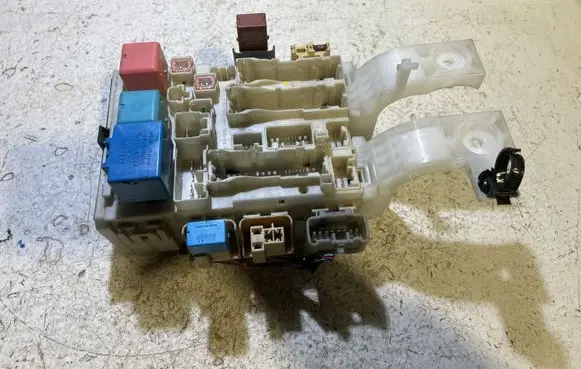 Toyota Yaris Fuse module 317119J07 9880