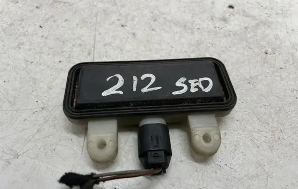 Mercedes-Benz E W212 Tailgate opening switch 2218702410