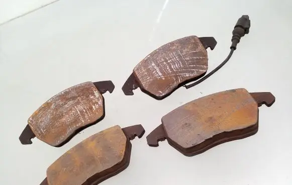 Volkswagen Golf VI Brake pads (front) 