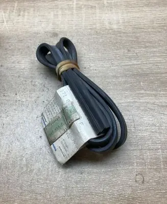 Volkswagen PASSAT B4 Rear door rubber seal (on body) 1837913F