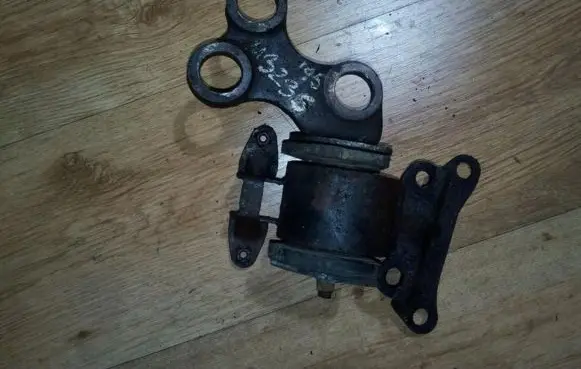 Mazda 323 Engine mount bracket