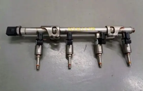Skoda Octavia Mk3 (5E) Fuel injector supply line/pipe 