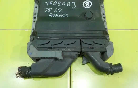 Toyota Avensis T270 Engine control unit/module 8966105D00 ZP12