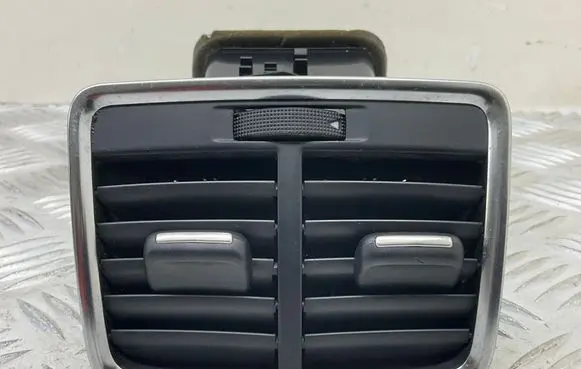 Audi Q3 8U Rear air vent grill 8U0819203