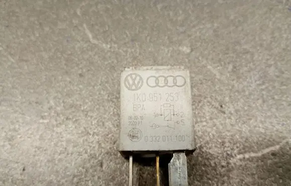 Volkswagen Golf V Fuel pump relay 1K0951253