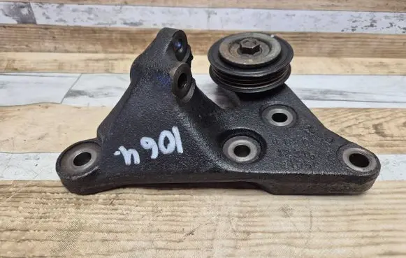Toyota Prius (NHW20) Engine mounting bracket 1231521050