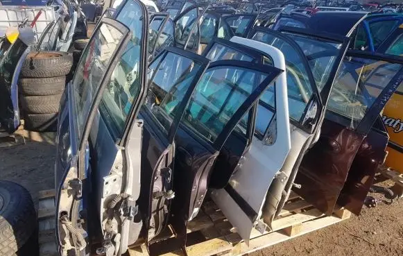 Chrysler Voyager Front door sidabrines