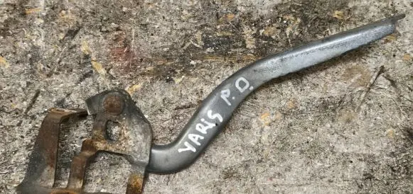 Toyota Yaris Engine bonnet/hood hinges